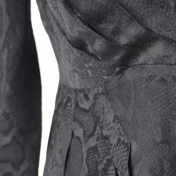 

2021 Autumn and Winter New Snakeskin Pattern Jacquard V-neck Pleated Long-sleeved Dress