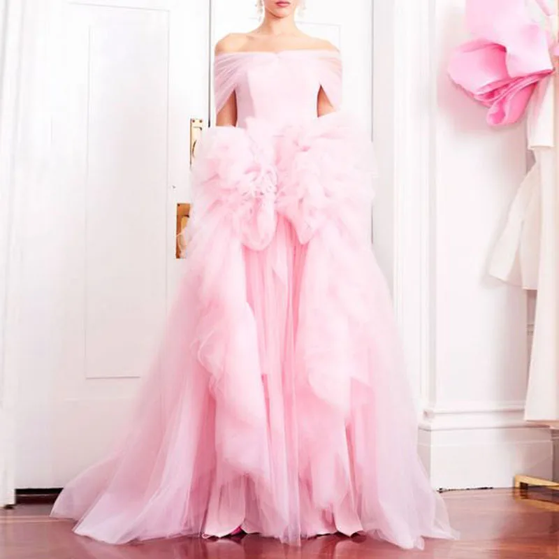 Женское вечернее платье с оборками розовое фатиновое вырезом лодочкой красным