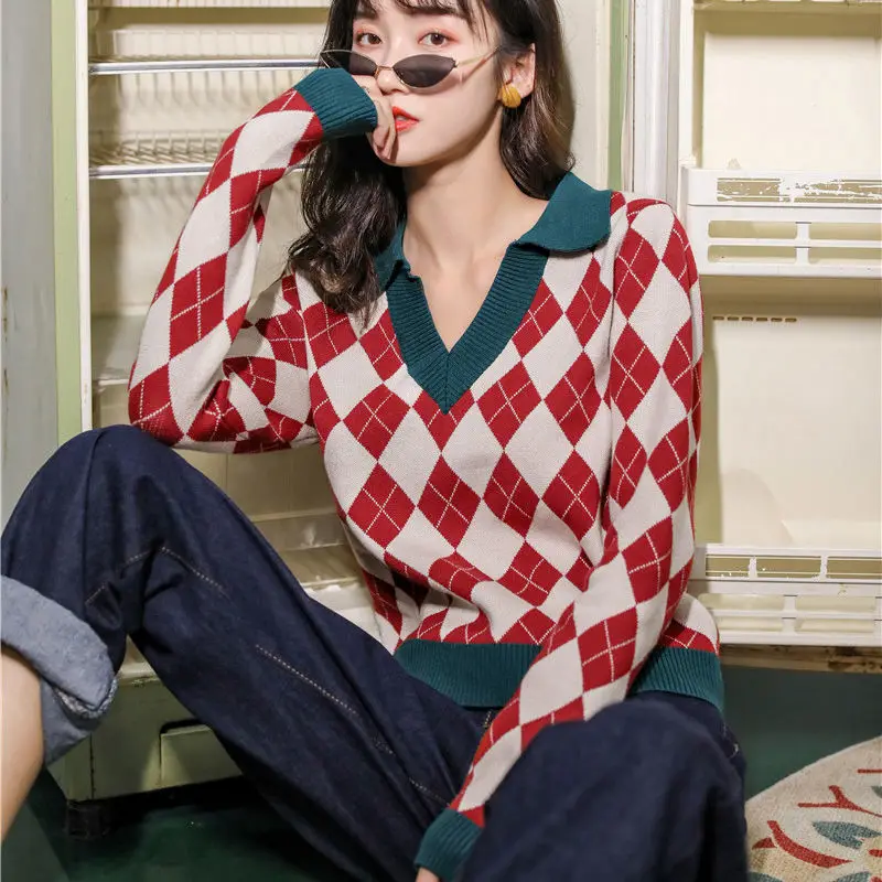

Свитер женский в клетку, с V-образным вырезом