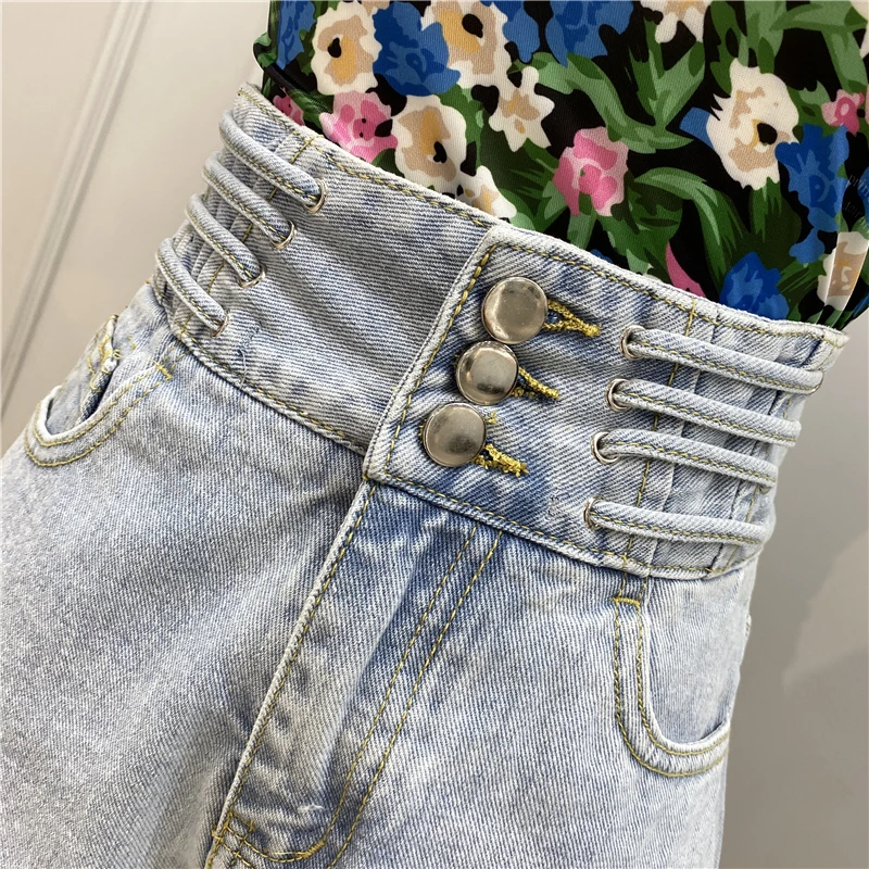 Рваные джинсовые шорты для женщин широкие потертые с завышенной талией и пряжкой