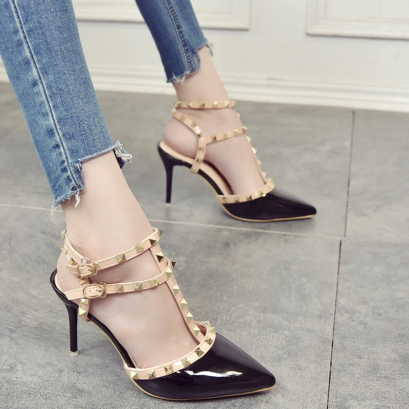 

9,5 см модные и элегантные сандалии T-band из искусственной кожи с острым носком профессиональные женские повседневные заклепки на высоком каб...