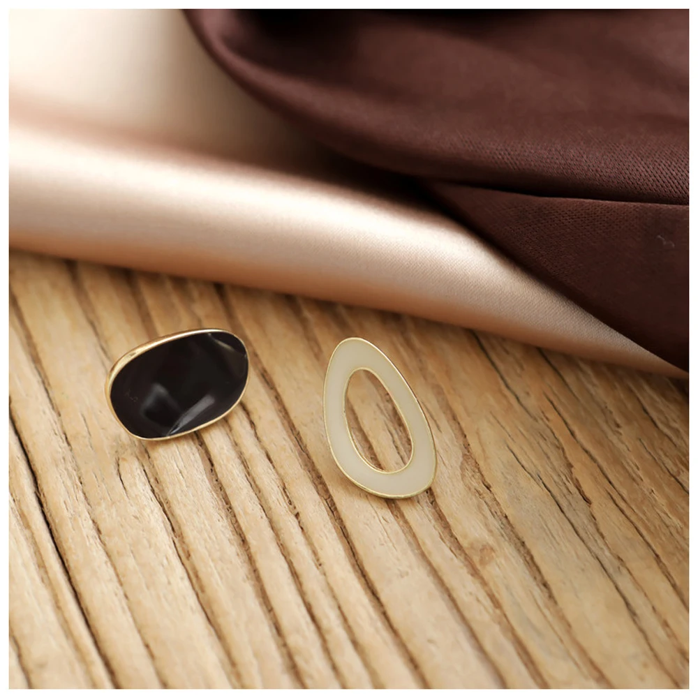 

Retro Classic Fashionable Woman Irregular Black And White Earring Hollow Out Simple Earrings