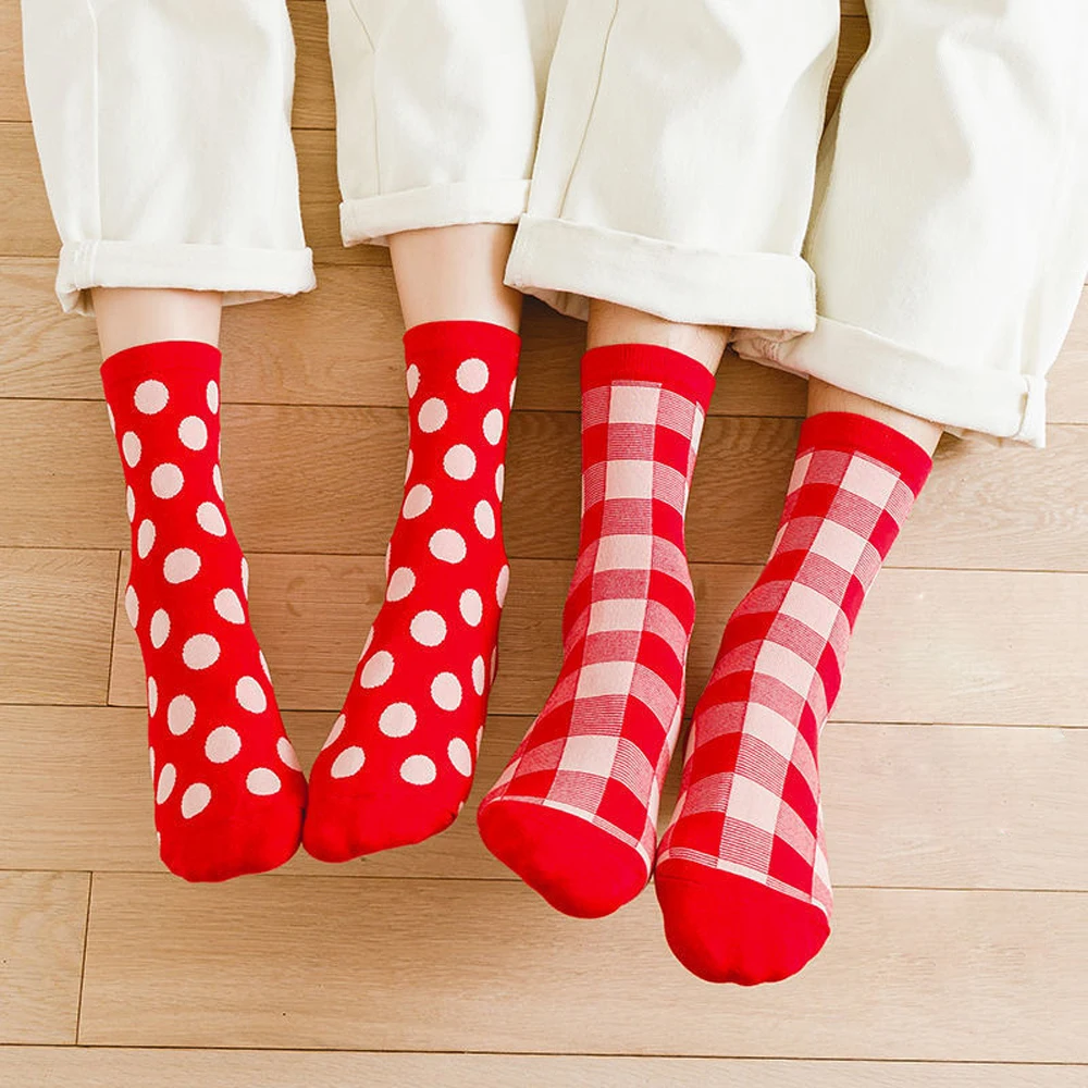 

Новогодние красные чулочно-носочные изделия, модные хлопковые носки в клетку и в горошек, дышащие женские рождественские носки в стиле Хара...