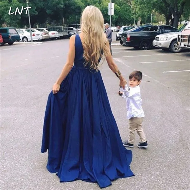 Темно-синее платье для выпускного вечера с V-образным вырезом и шлейфом длинное