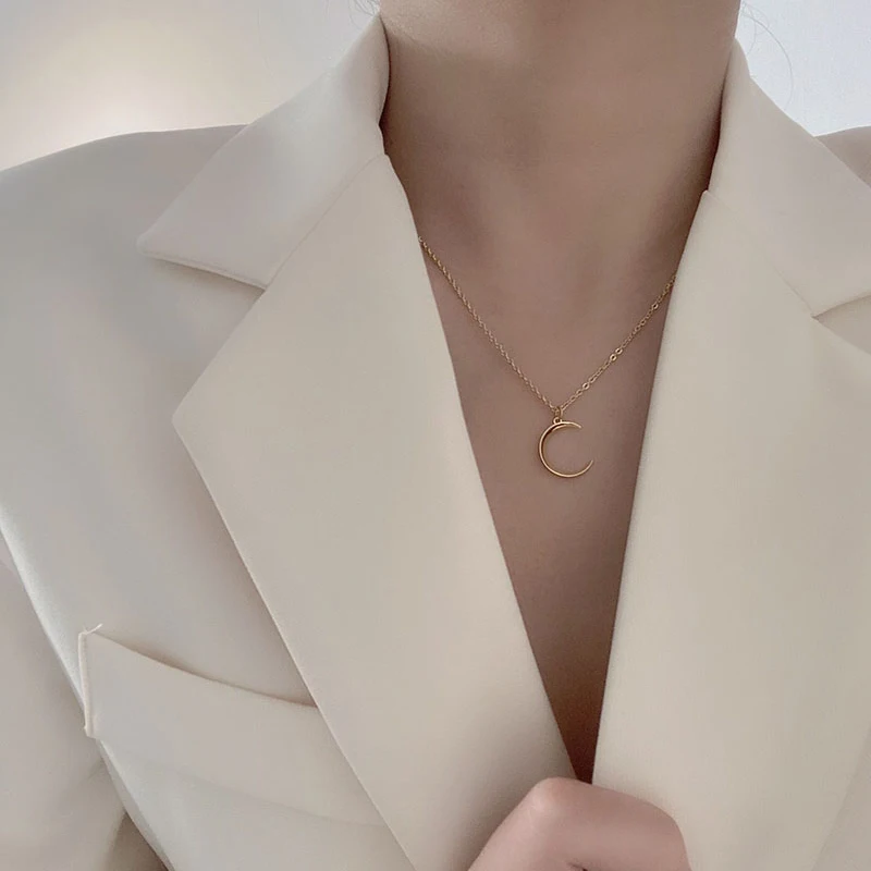 Простое ожерелье с цепочкой длиной до ключиц золотого цвета в форме Луны для