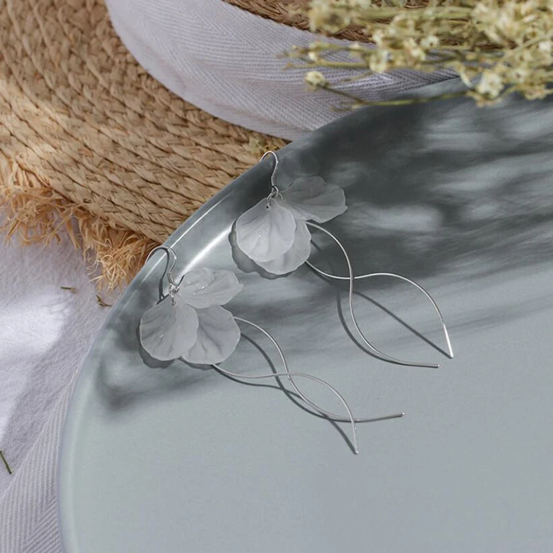 

Korean White Arcylic Long Flower Petal Drop Earrings For Women 2020 New Cute Sweet Irregular Tassel Earrings Trendy Jewelry Gift