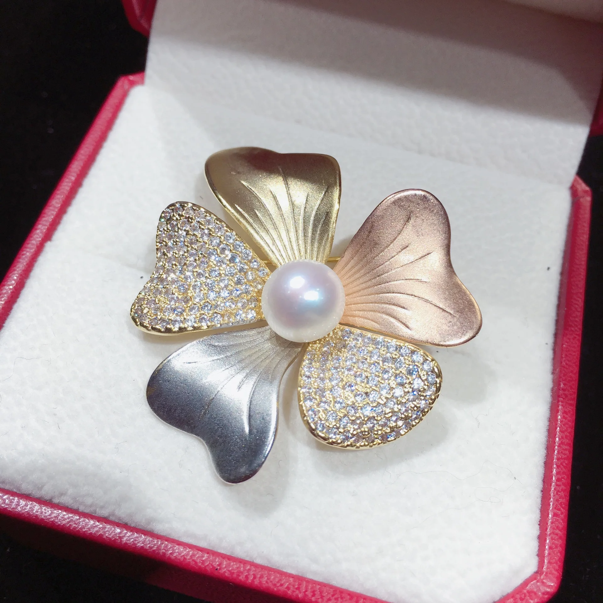 

Italian craft new pearl brooch finished frosted three-color flower brooch natural pearl brooch wholesale