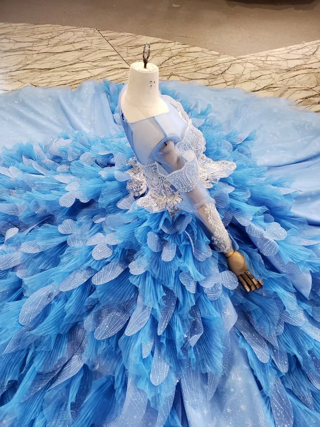 

Luxury Glamorous Long Sleeves Prom Dress Ball Gown Blue Lace Crystals Applique Beaded Vintage Coutured Dresses Princess Gown