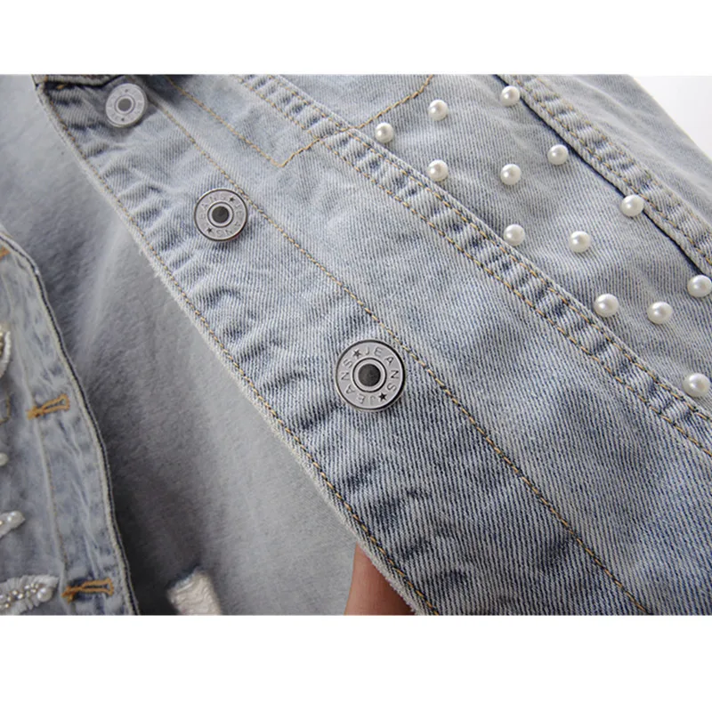 Женский джинсовый жилет без рукавов голубой облегающий с кружевными бусинами и