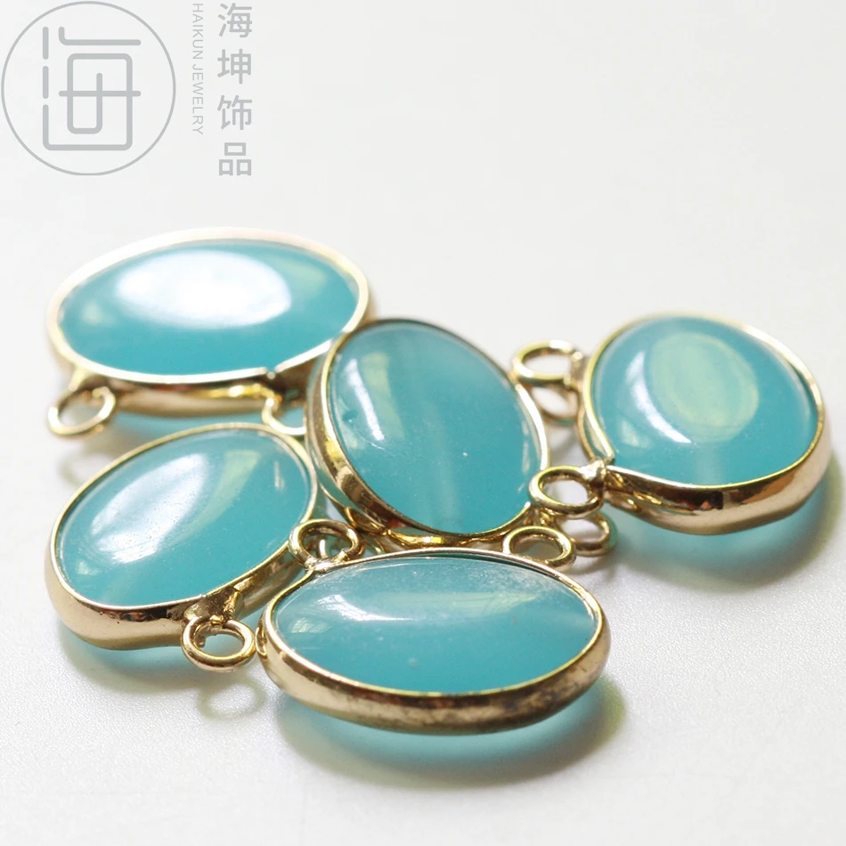 Подвеска из натурального камня в металлической оправе с двумя петлями