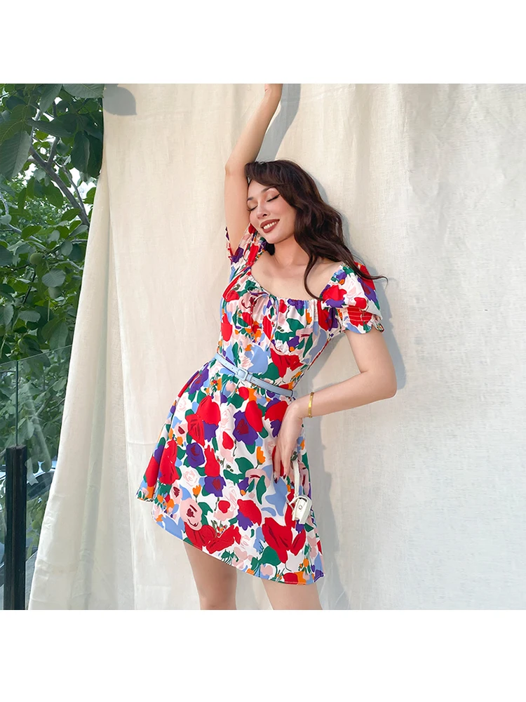 Женское винтажное платье выше колена приталенное с квадратным вырезом и