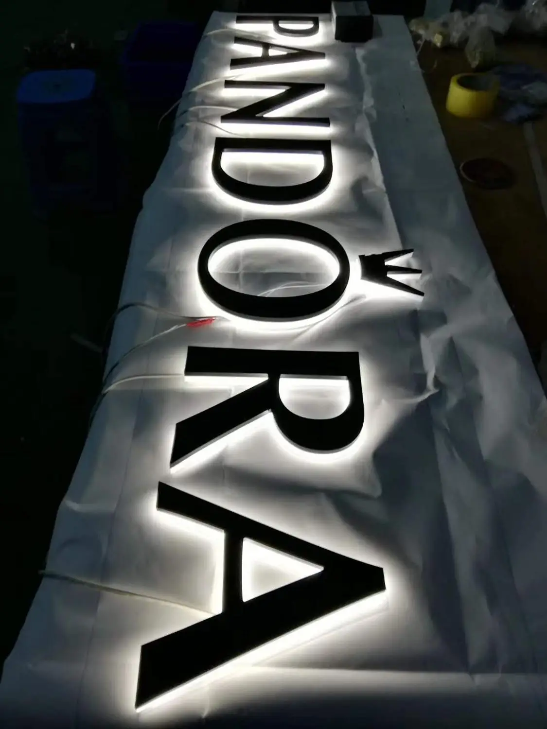 Наружная реклама 3D буквы канала из нержавеющей стали с подсветкой |