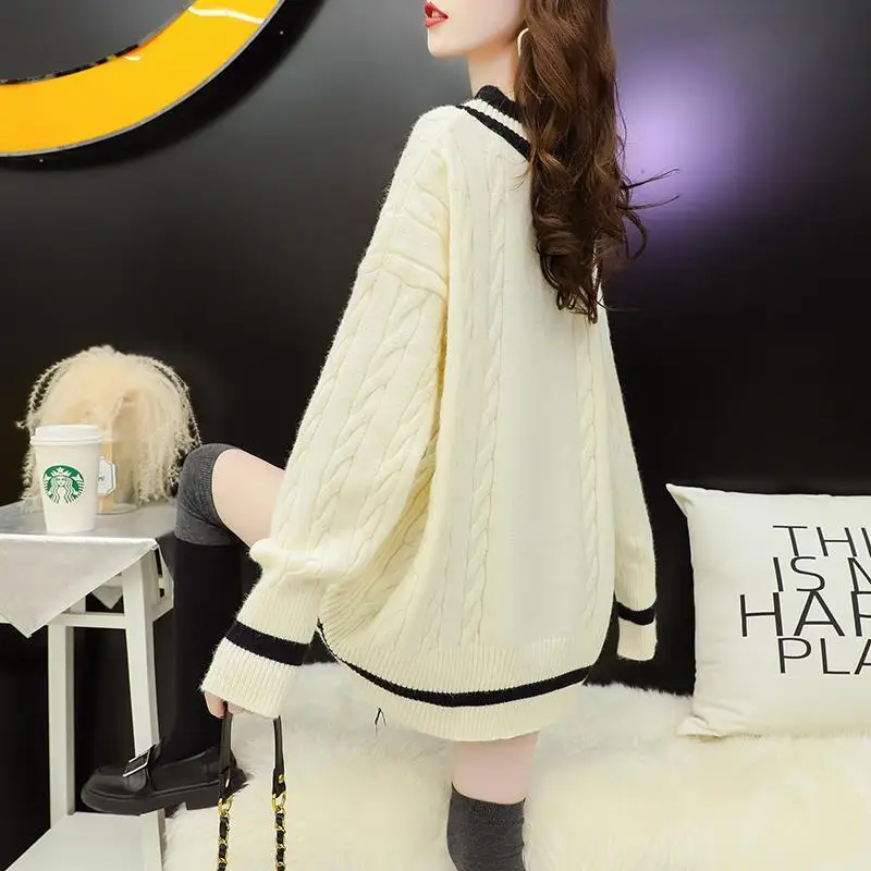 

New slim college V-neck Pullover for women in fall / winter 2020