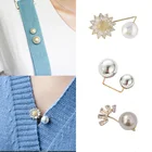 Брошь женская с жемчугом, с антибликовым покрытием, с фиксацией в форме цветка, стразы