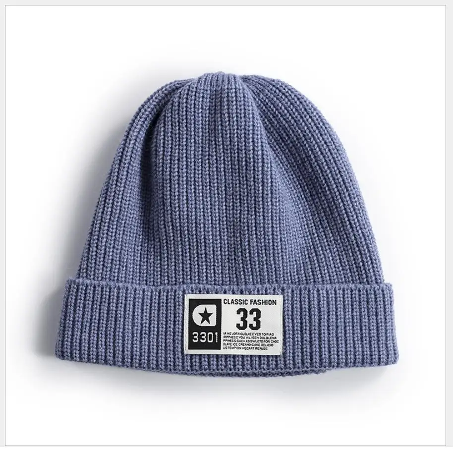 Осенне зимняя вязаная шапка с заплатками вышивкой разноцветная Мужская и