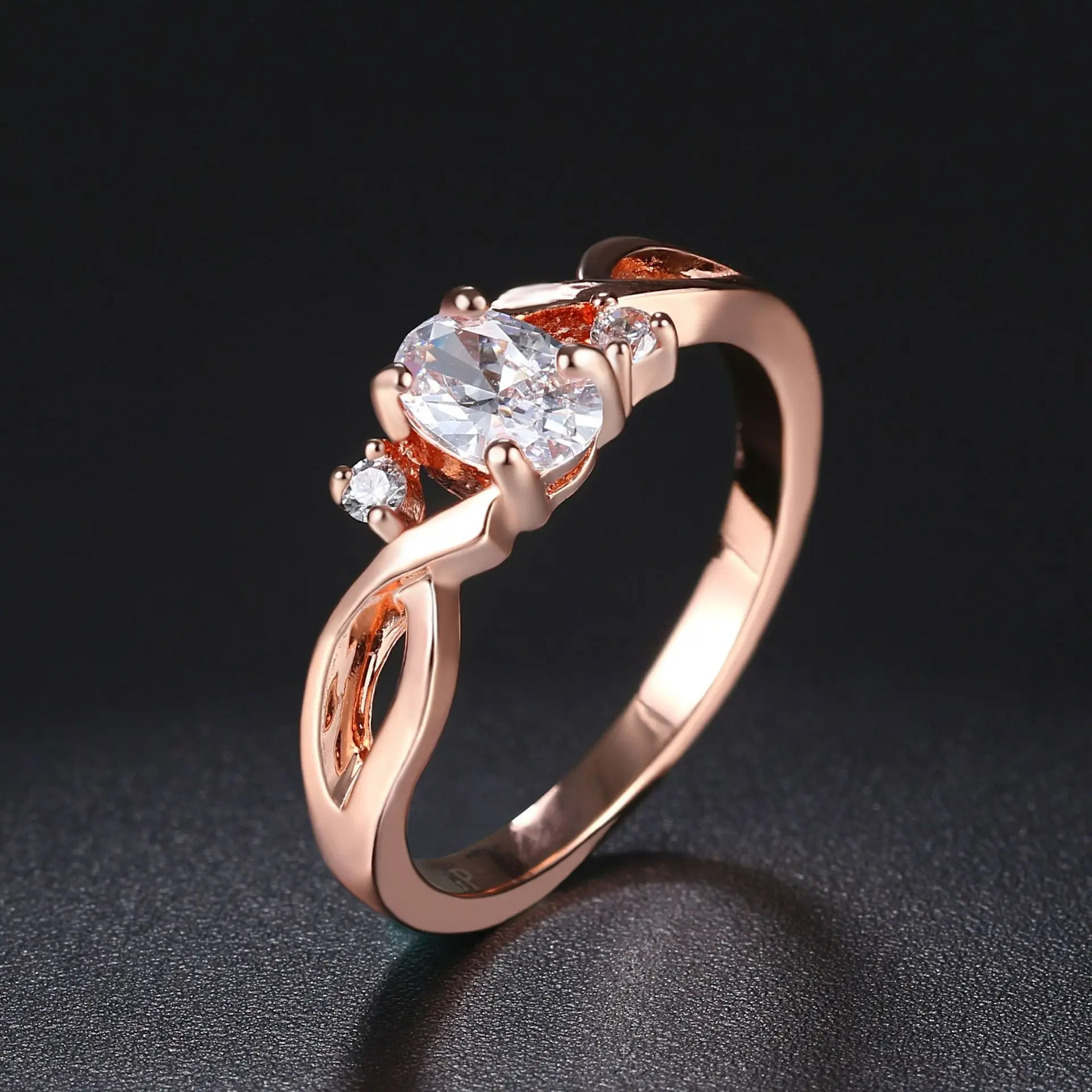 

Fashion Spiral Rose Gold Color Ladies' Anniversary Ring Inlaid with Oval Shiny Zircon Jewelry Classic Wedding Statement Ring