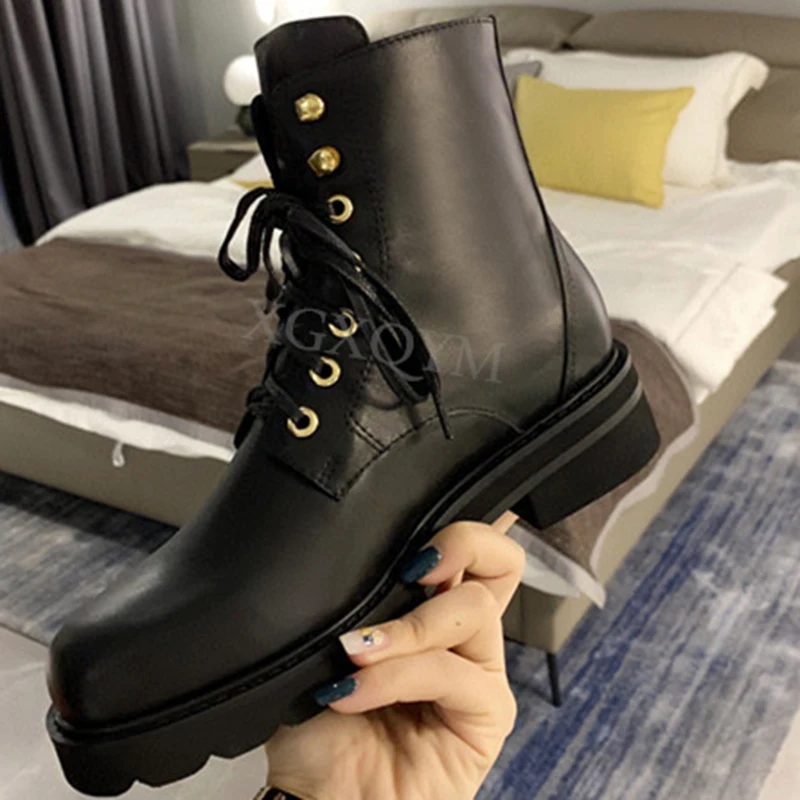 Online Sepatu Bot Martin Dekorasi Logam Musim Gugur Sepatu Bot Pergelangan Kaki Bertatahkan Sol Tebal Wanita Sepatu Platform Datar Sepatu Bot Sepeda Motor Pendek Desainer Merek