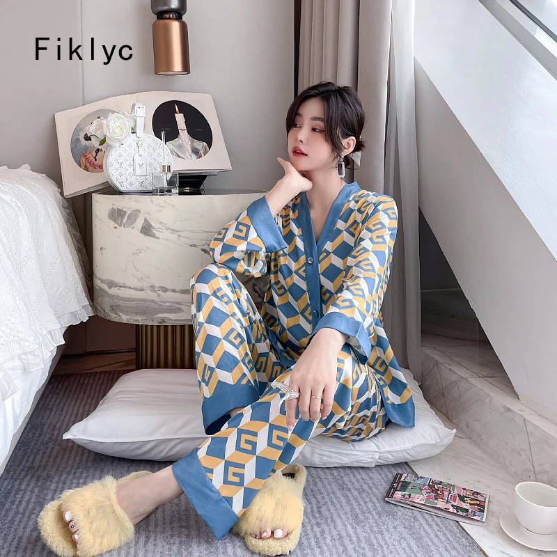 

Женская атласная пижама с длинным рукавом и V-образным вырезом