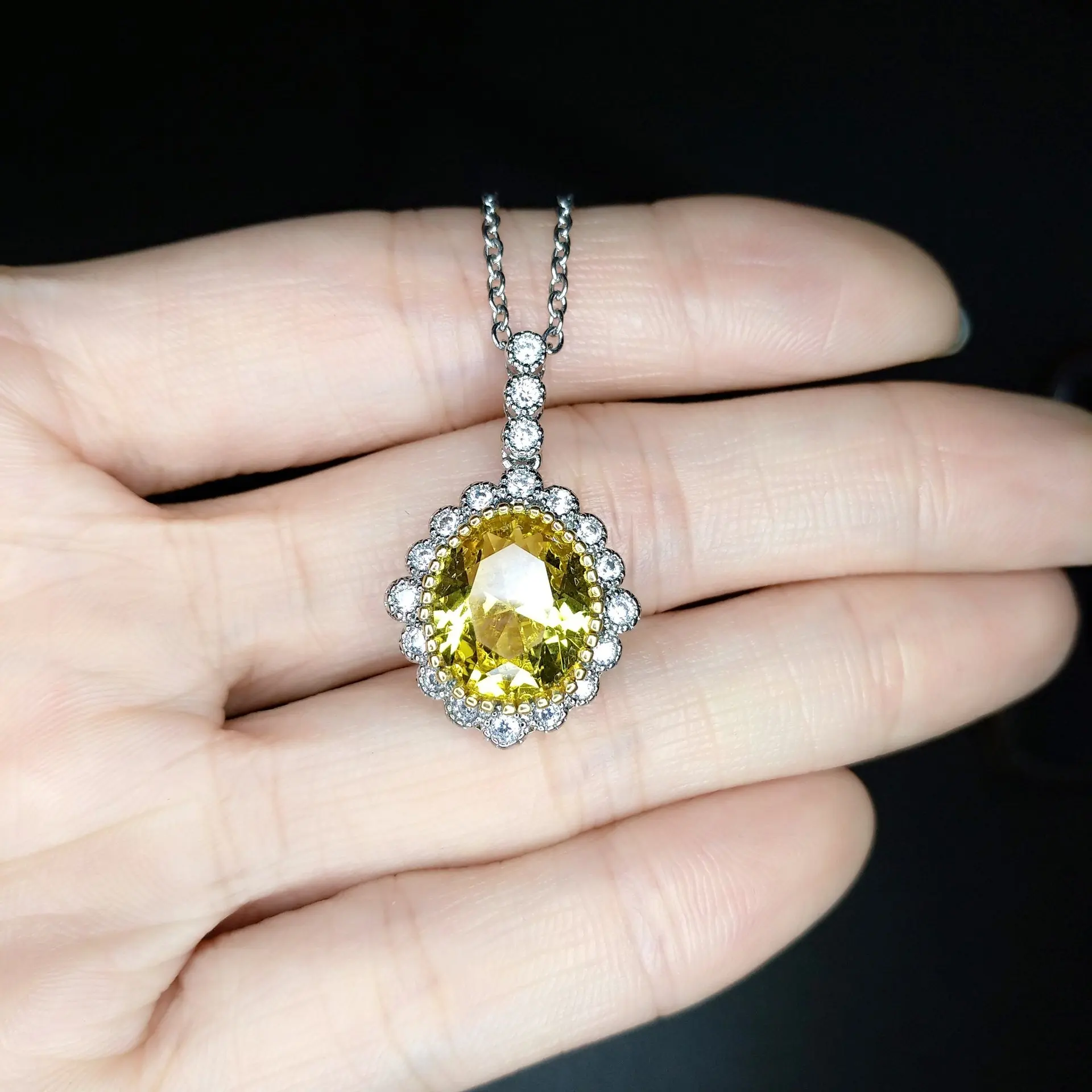 

Fashion 925 Imitation Citrine Flower Inlay Pendant Luxury Model Full Diamond Gold Rim Sapphire Necklace For Women Fine Jewelry
