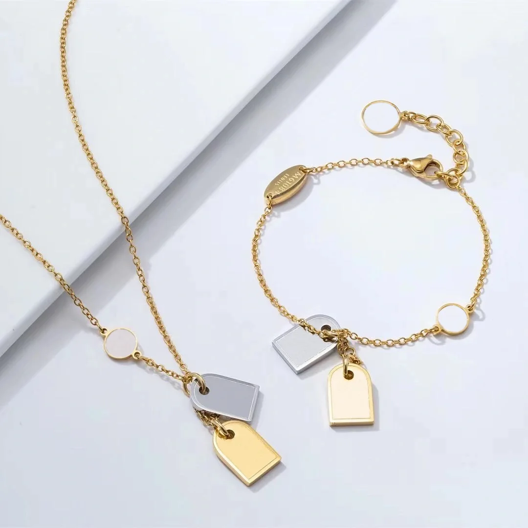 

Luxury Brand Carved Four-Leaf Clover Titanium Steel Nameplate Necklace Fashion High Quality Cavicle Chain Couple Gifts