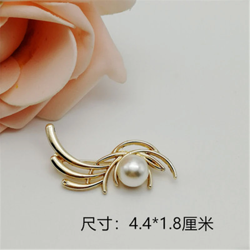 

Fashion Gold Color Brooches Golden Ginkgo Leaf Imitation Pearl Pins Brooches Badge Pin Women Man Party Gifts Charm Accessories