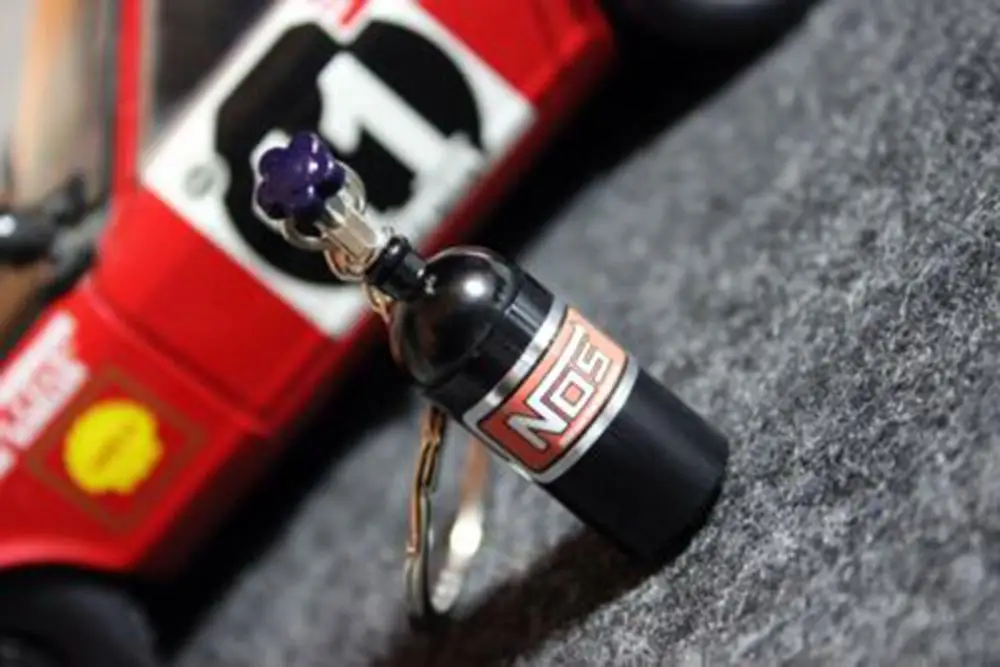 Аксессуары для интерьера автомобиля брелок в виде азотной бутылки металлическое