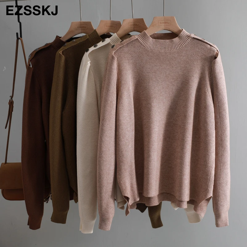 Женский свободный свитер с открытыми плечами толстый пуговицами и круглым