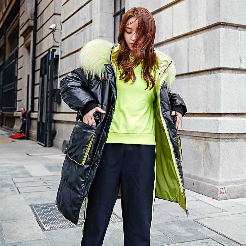 Женский пуховик из натуральной кожи с капюшоном и натуральным мехом енота