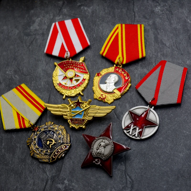 Советская медаль СССР с красными звездами надписью надписями на честь труда