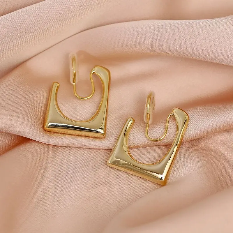 

Минималистичный нишевой дизайн, зажим для ушей для женщин, геометрические серьги золотого цвета, имитация пирсинга украшения, клипсы 2021, но...