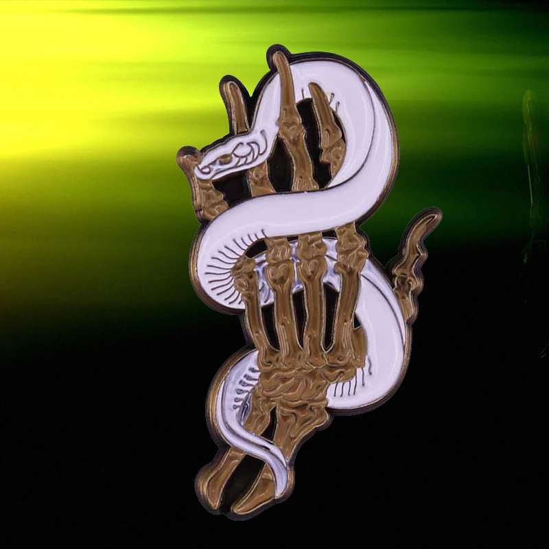 Эмалированная булавка Spirit Snake Hand Skull Witch Hands Tarot Card брошь для Хэллоуина необычный