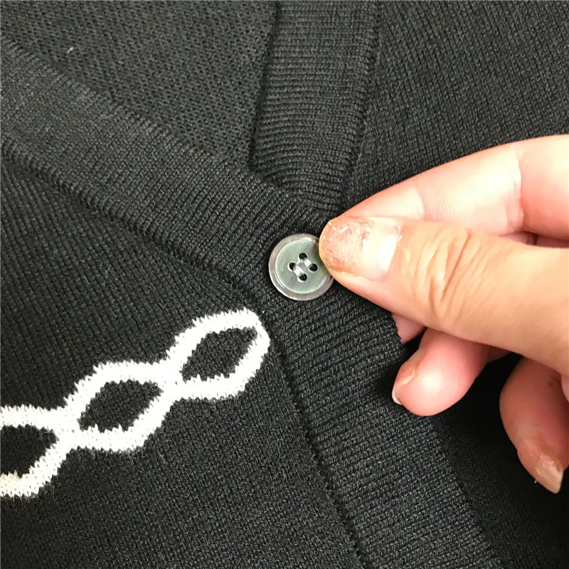 Женский дизайнерский кардиган в полоску черный вязаный с v-образным вырезом