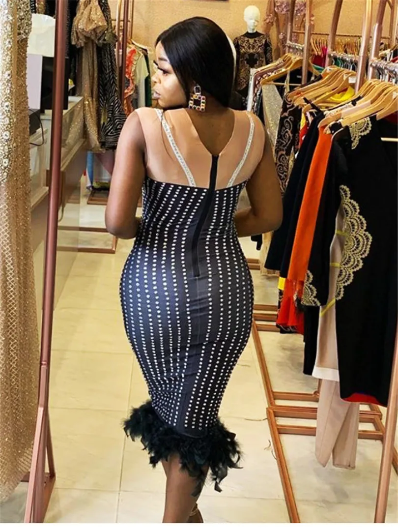 Женское растягивающееся блестящее черное платье со стразами украшенное перьями