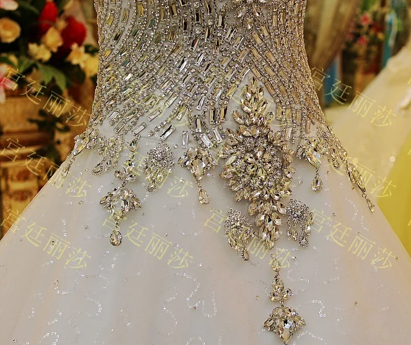 Luxurious Spring Wedding Dresses Ball Gown Sweetheart Fluffy Lace Beaded Crystal Diamond Big Train Bridal Gowns