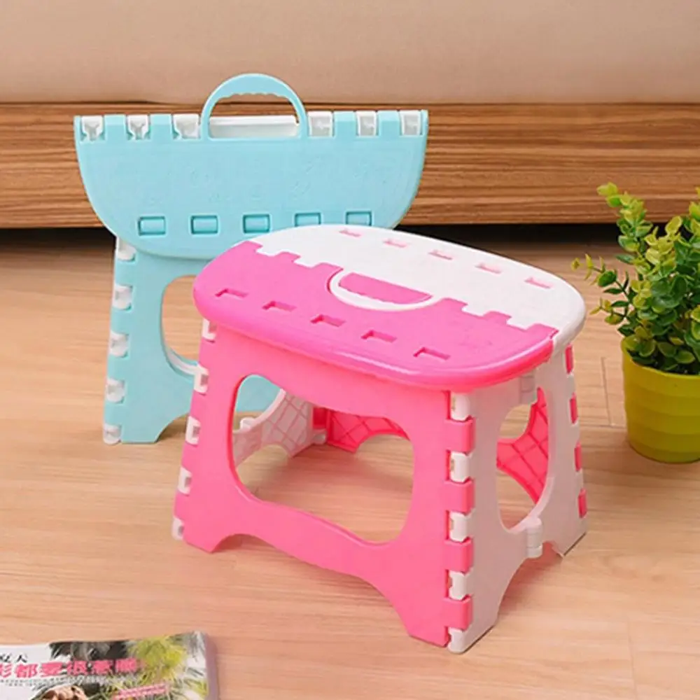 Пластмассовый складной стул с ручкой легкий уличный для помещения взрослых