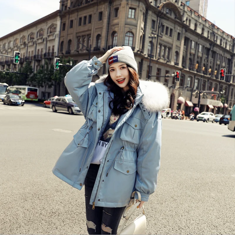 Женская новейшая короткая куртка пуховик с капюшоном и большим меховым