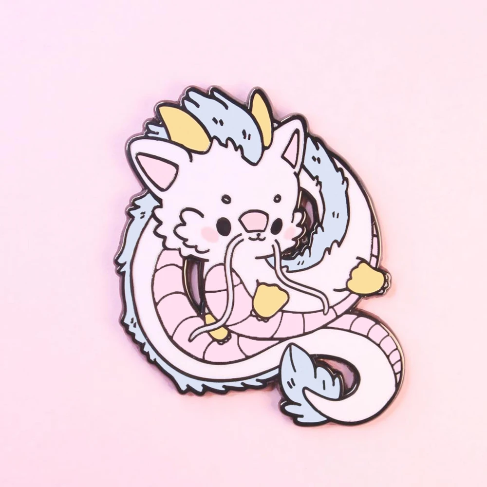 

Kawaii маленький белый дракон жесткие эмалевые булавки мультфильм манга брошь призрачные искусства аниме фильм фанаты Ювелирные изделия Пода...