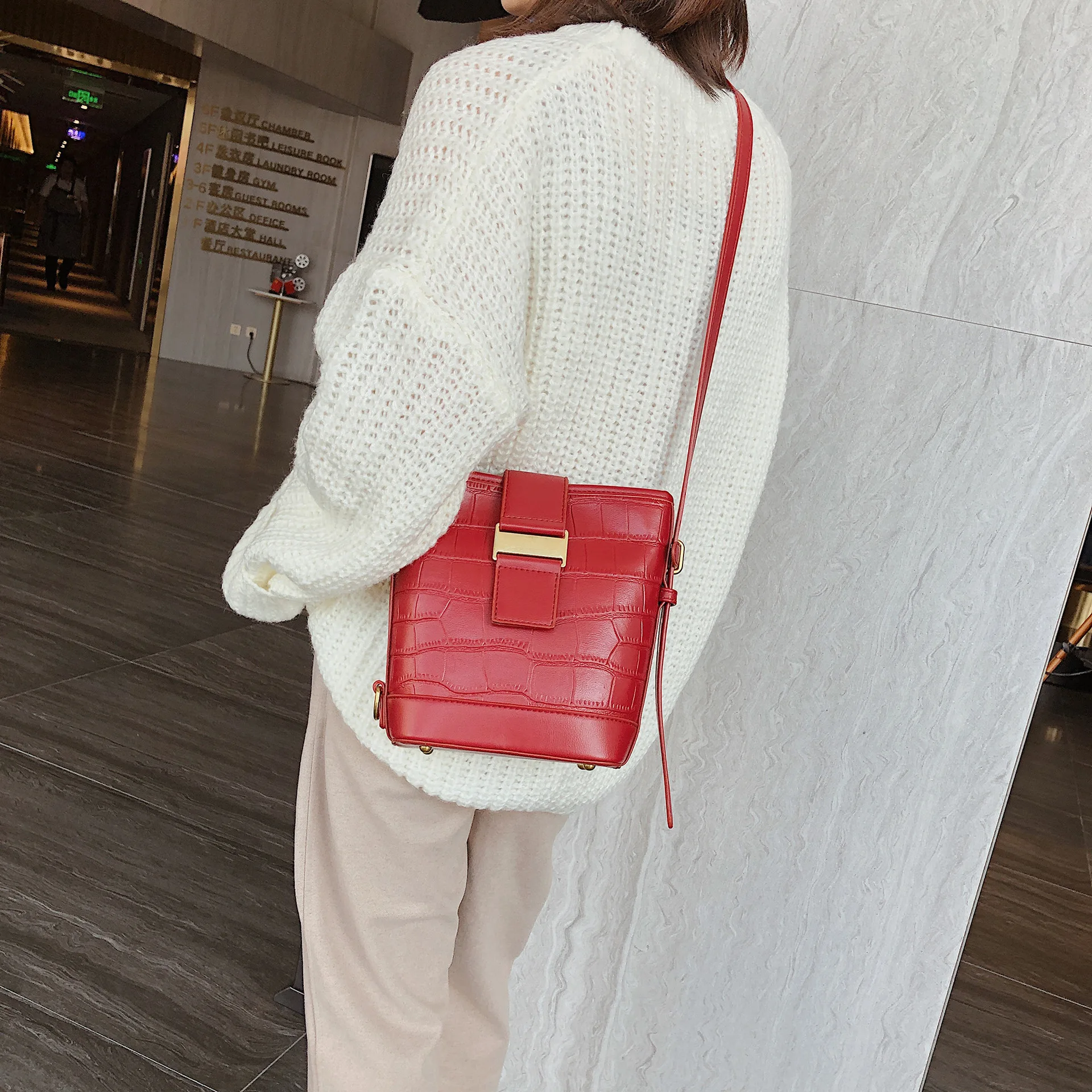 

2019 New Slanted Women's Bag Small Bag Fashion Water Bucket Bag One Shoulder Bag Women Bag