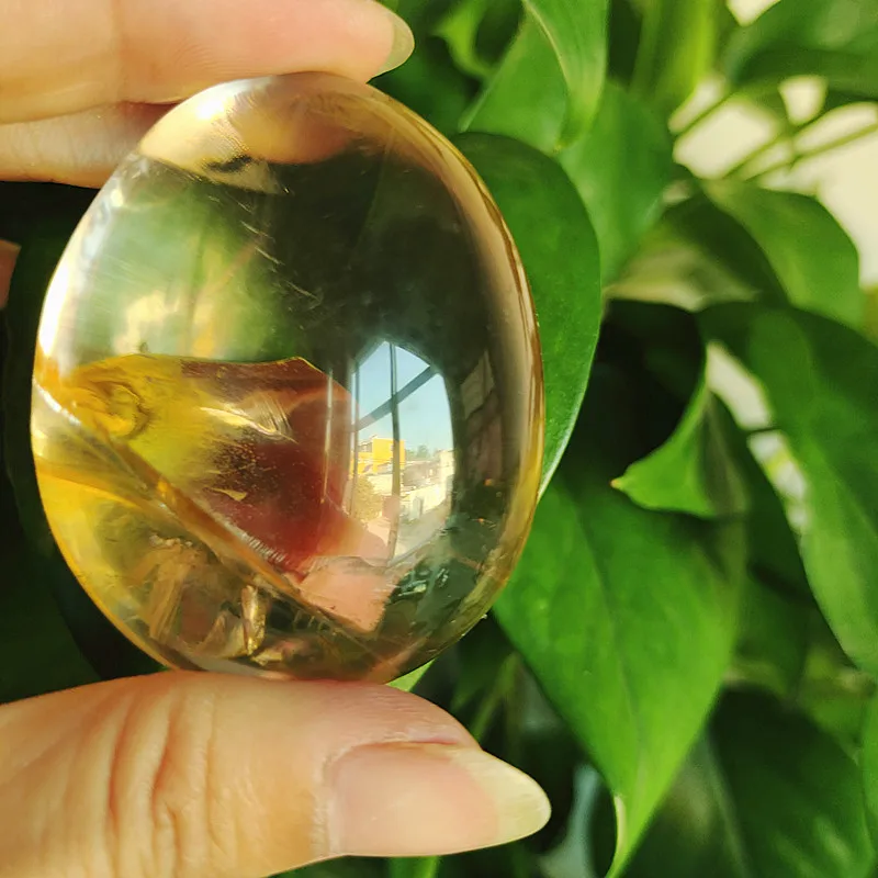 

A Natural quartz crystal palm stone with rainbow yoga practice plaything chakra healing crystals