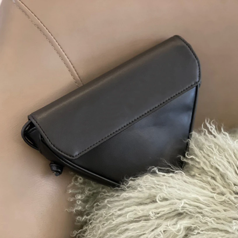 

With Logo Bags for Women Spring and Summer New Triangle Bag Hasp One Shoulder Messenger Bag Fashion Simplicity Alien Bag