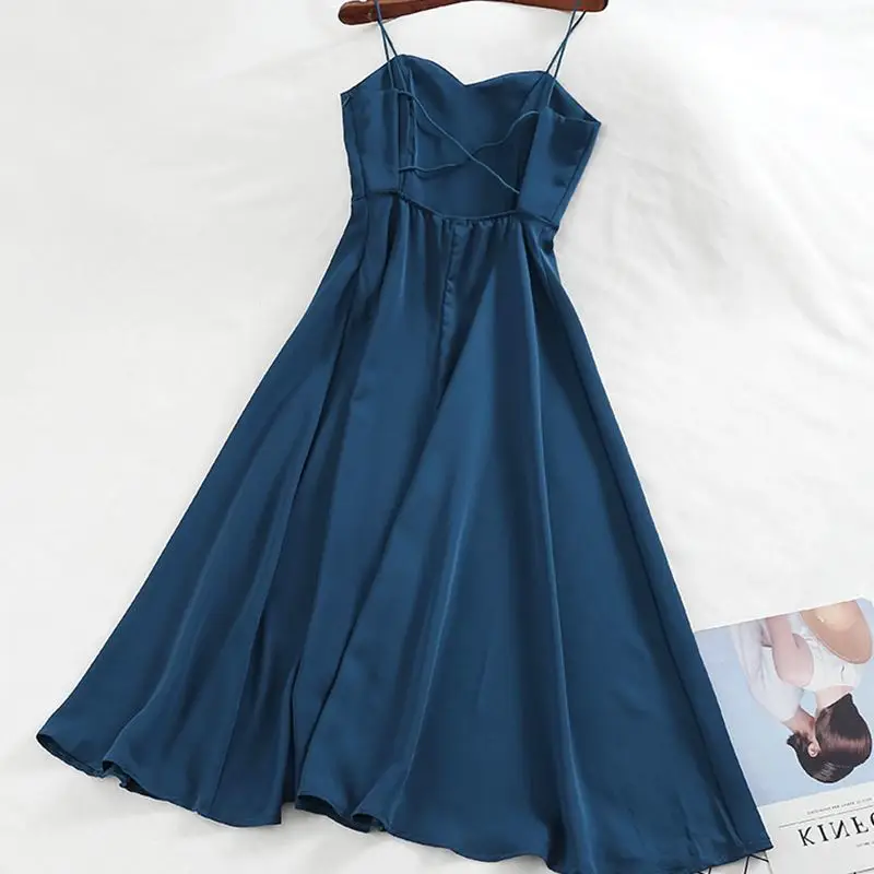 Платье на бретельках без рукавов с v-образным вырезом сзади перекрещивающимися