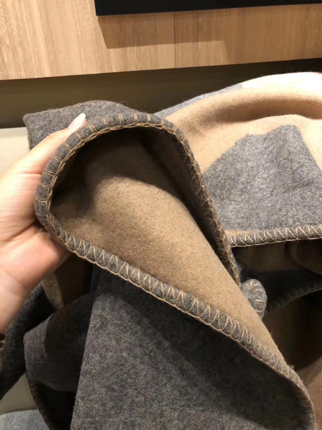 

Luxury Brand C Blanket Simple Elegant Wool Blankets 140x180cm