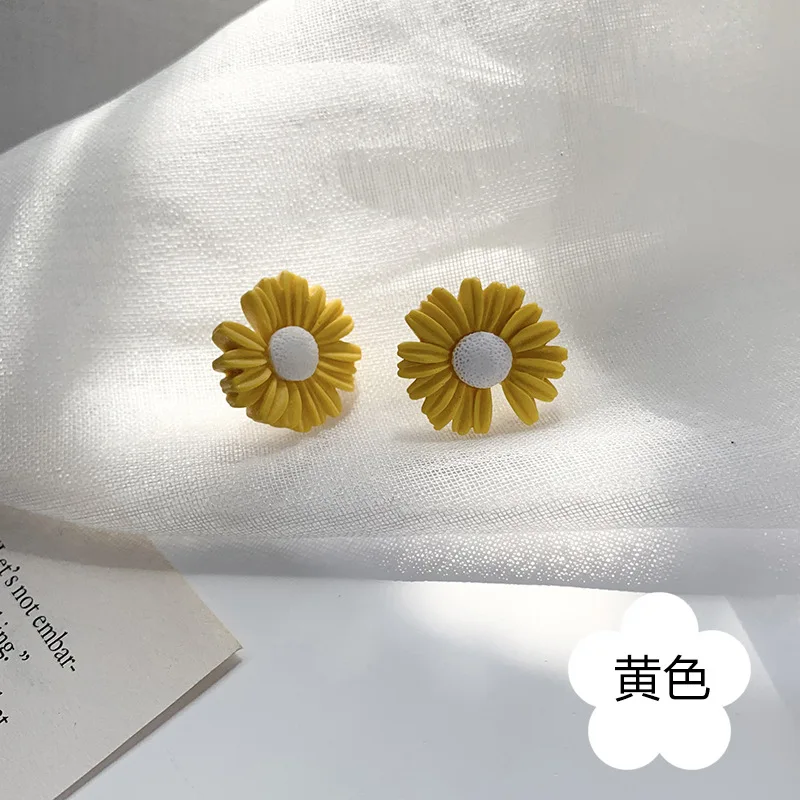 

2020 New Korean Vintage Earrings For Women Small Daisies Earrings Color Simple Cute Earrings Fashion Jewelry