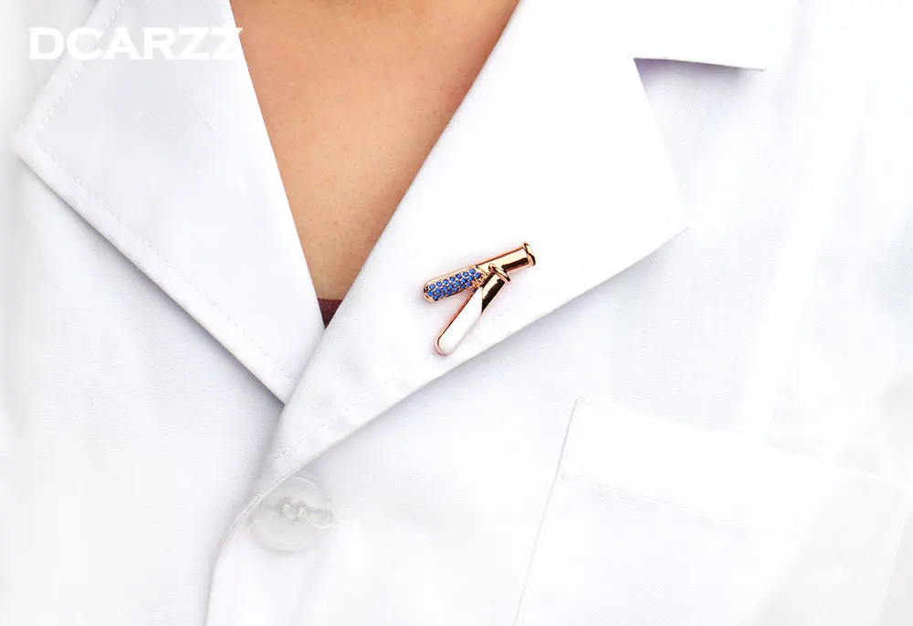 Брошь в виде трубки/колбы с красочными кристаллами научные ювелирные изделия