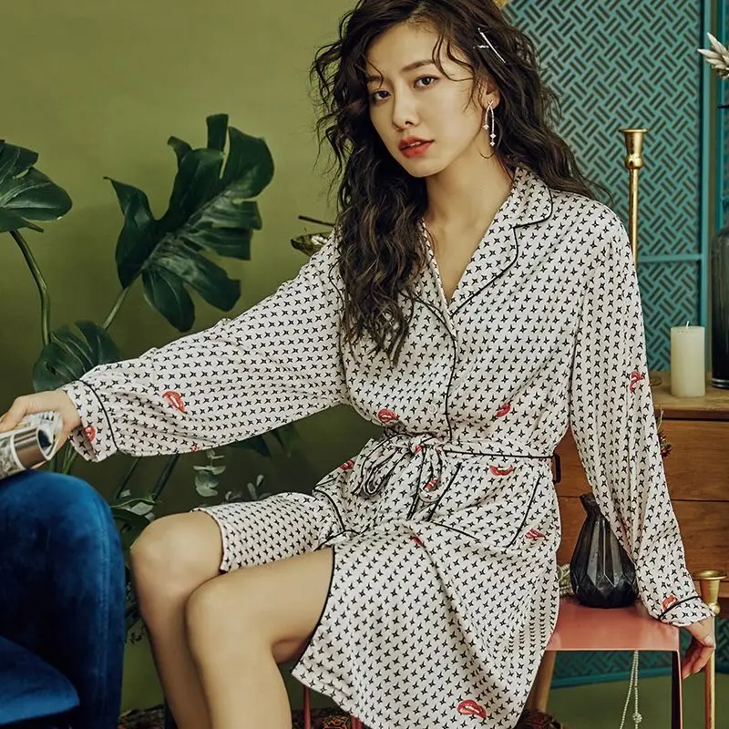 Женская ночная рубашка с рисунком звездного неба и красных губ шелковая Домашняя