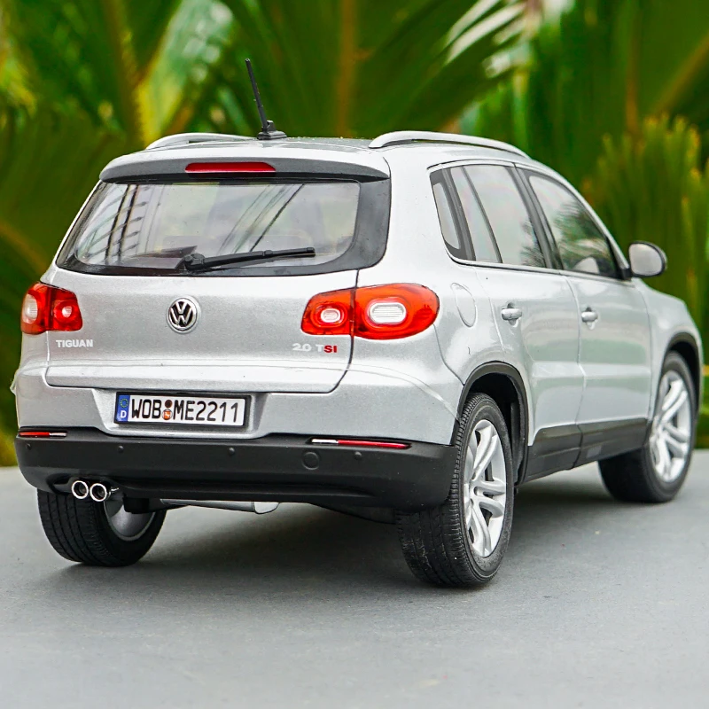 1/18 оригинальная модель автомобиля с литым давлением Norev Volkswagen VW Tiguan (серебристый)