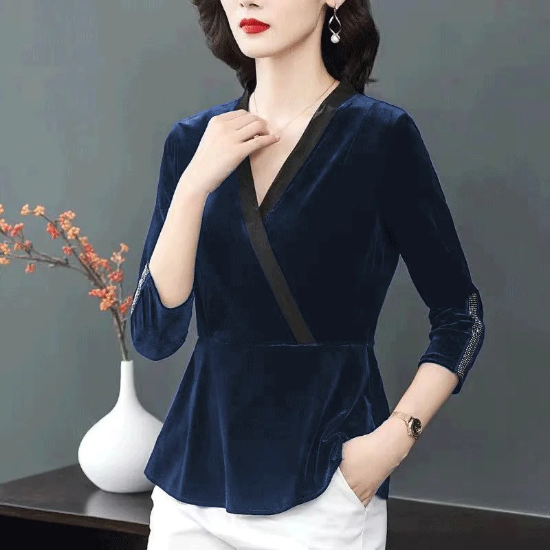 

Женская приталенная бархатная футболка с V-образным вырезом и высокой талией