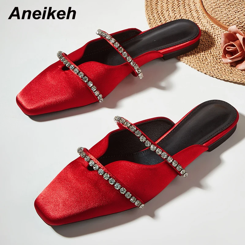 

Aneikeh модные шелковые шлепанцы на плоской подошве для дома с квадратным носком с закрытым кристаллом женские туфли Лето 2022 базовый дизайн