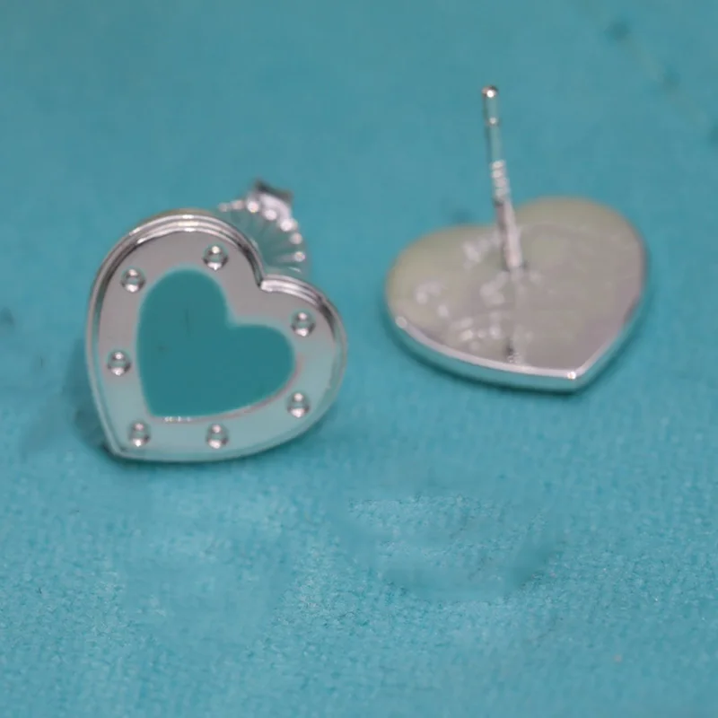 

Серьги-гвоздики в виде сердца из эпоксидной смолы