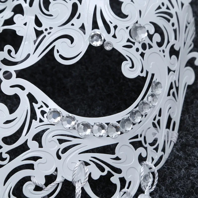 Женская маска с бахромой и инкрустацией черно-белая | Тематическая одежда